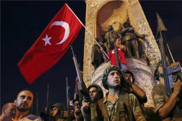 國王在外度假，兒子來電：我篡位了！老子正想報復，卻發現錢沒了