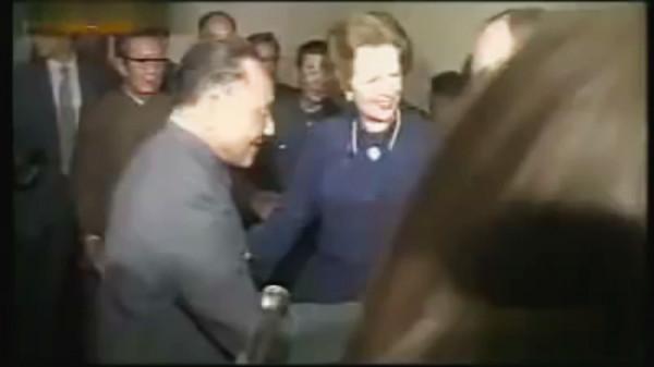 1984年全國兩會期間，鄧小平叫住準備退場的記者：你們給我闢個謠