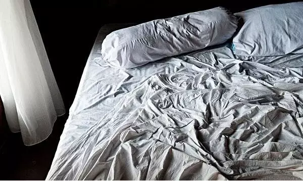 睡覺時，被子總是&OpenCurlyDoubleQuote;跑偏&rdquo;？教你1招，不用針縫，快速固定還保暖