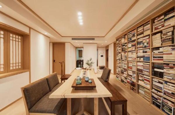 為培養孩子的閱讀習慣，她把130㎡的家裝修成“圖書館”，真明智