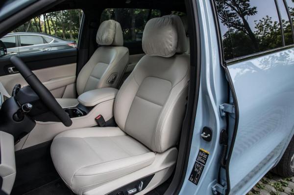 SUV界的標杆，重2.3噸6.5秒破百，配四塊大屏科技感十足，理想ONE