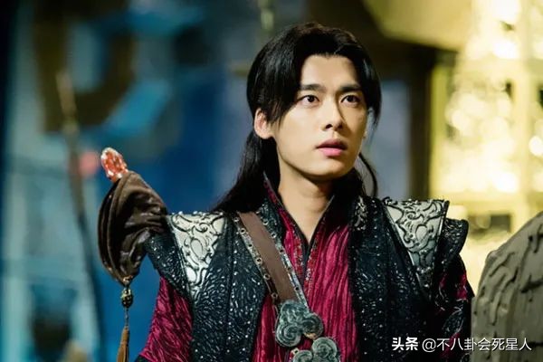 男星臉腫太可怕！顏值下滑十倍，王一博、鹿晗、李易峰紛紛中招