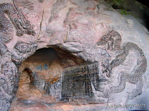 大伾山，大平原上突起的孤峰，寺廟洞閣棋佈，摩崖碑刻林立