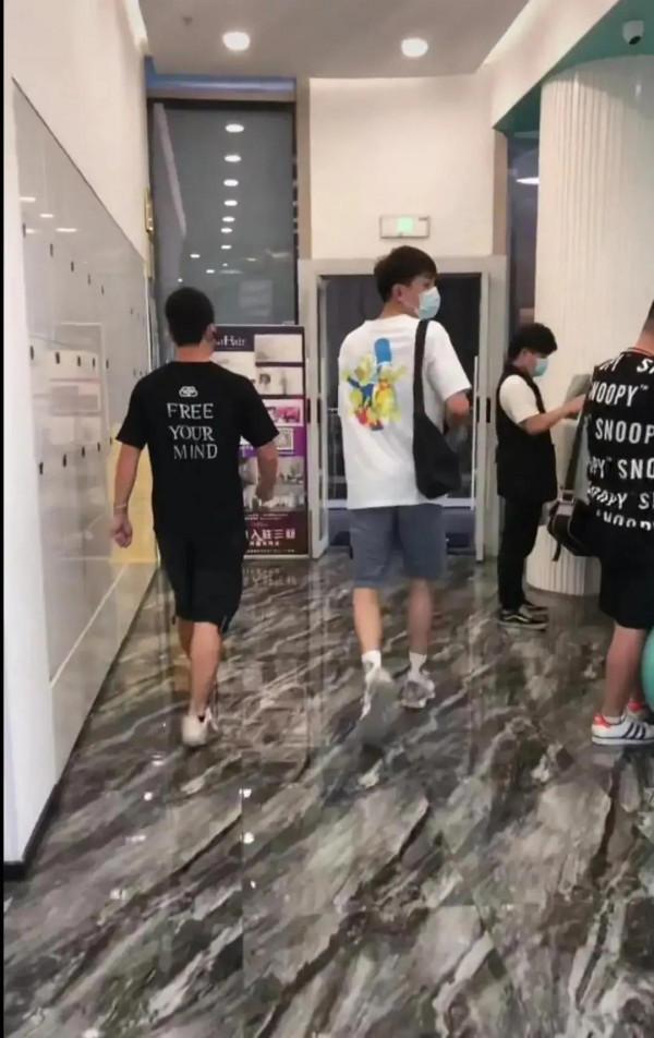 林更新來自家理髮店做頭髮,裝修富麗堂皇,疑似普通人消費不起 林更新來自家理髮店做頭髮,裝修富麗堂皇,疑似普通人消費不起