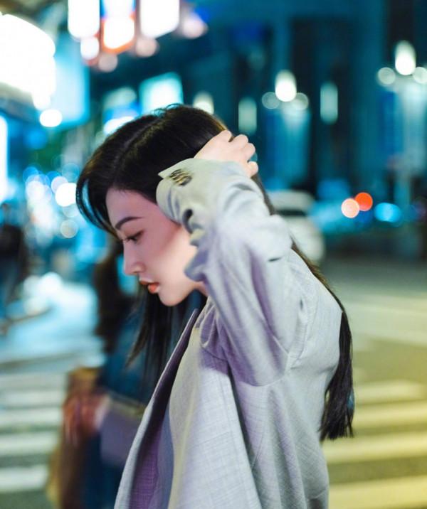 景甜街頭夜景大片釋出好酷颯 飄逸長髮搭配灰西裝利落有型