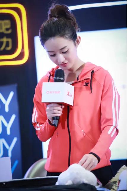 劉詩詩“大爺式”坐姿亮了!穿運動服的女明星有多美 劉詩詩“大爺式”坐姿亮了!穿運動服的女明星有多美