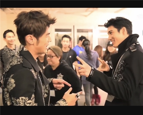 亞洲天王周杰倫王力宏的親密合照，你聽過他們現場演唱對方歌曲嗎