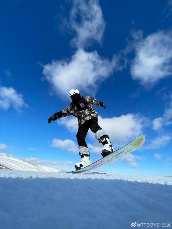 王源分享滑雪plog 網友，這種照片要多發