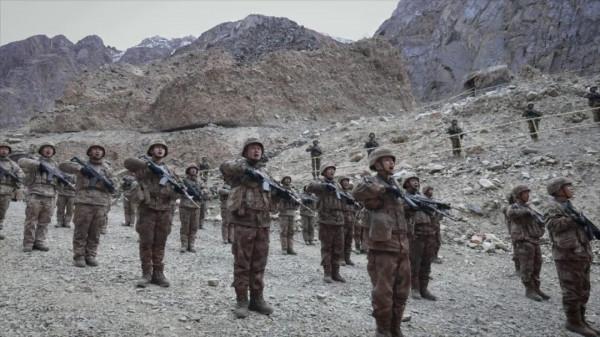 喀喇崑崙山谷裡，他們對著這面特殊的國旗宣誓