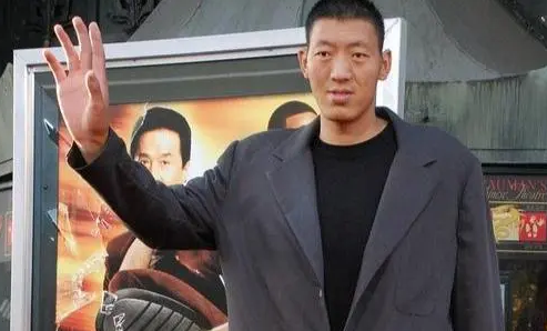 中國巨人,身高2.36米獲世界紀錄,娶1.9米的妻子,現狀如何? 中國巨人,身高2.36米獲世界紀錄,娶1.9米的妻子,現狀如何?