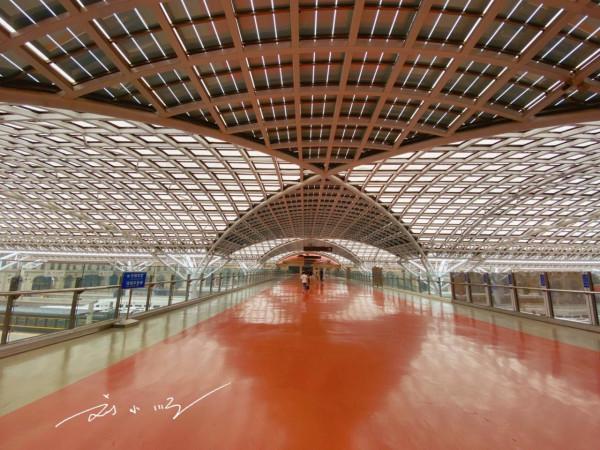 實拍山東青島百年火車站，面朝大海，還被譽為“中國最美火車站”