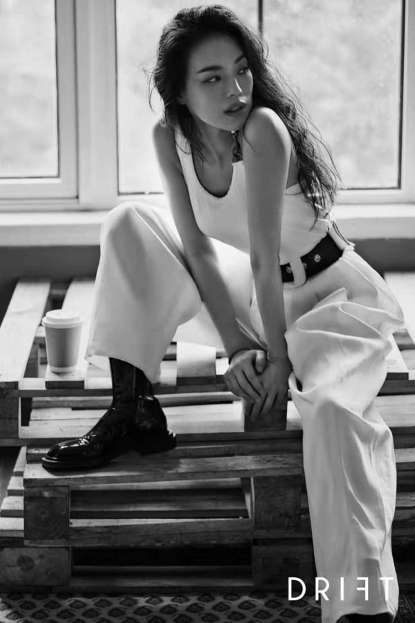 沒有烤瓷牙，沒有動鼻子，面容真實不摻假，這7位明星才配誇好看