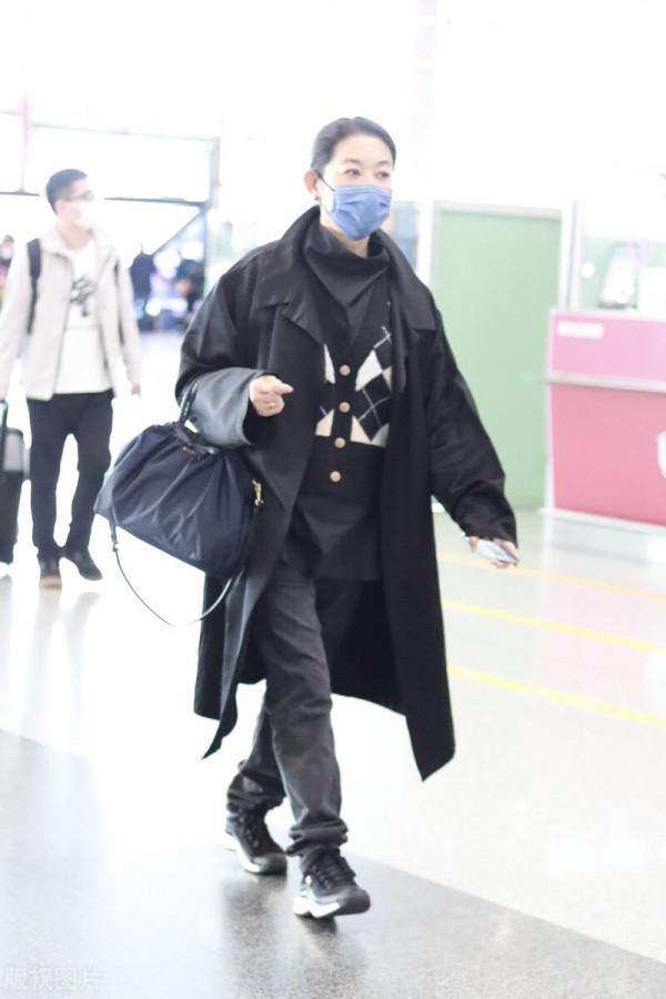 62歲倪萍越來越高調，格紋針織衫疊穿很洋氣，不愧是“央視一姐”