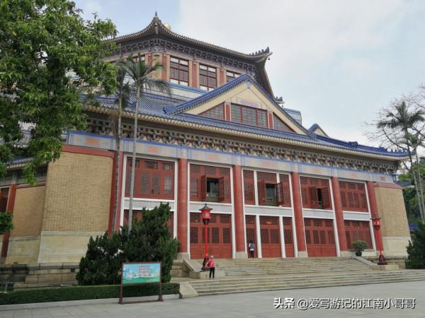 參觀綠樹環繞的中山紀念堂,從西側廣場開始,可以看到迷人的側顏 參觀綠樹環繞的中山紀念堂,從西側廣場開始,可以看到迷人的側顏