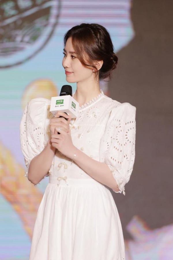 劉詩詩的氣質85花中拔尖，穿泡泡袖裙出席活動，優雅溫柔人淡如菊