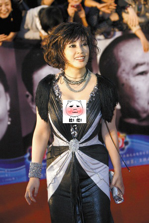 女明星頒獎典禮上奇裝異服，現在看來，尷尬到“辣眼睛”