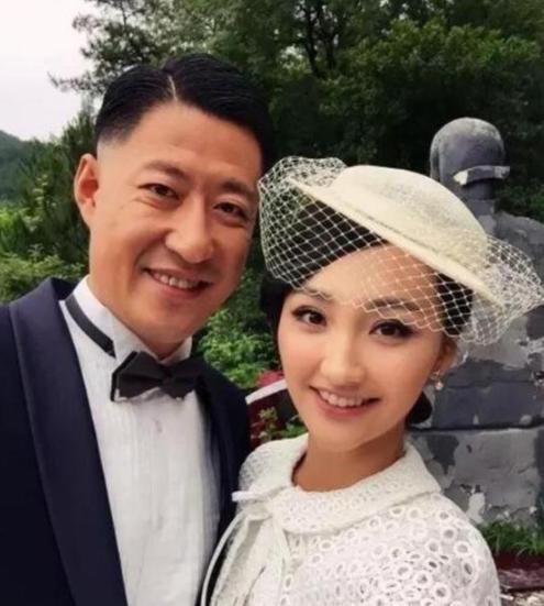 於震妻子辛月：嫁二婚丈夫亦美滿，我是三個孩子的幸福媽媽