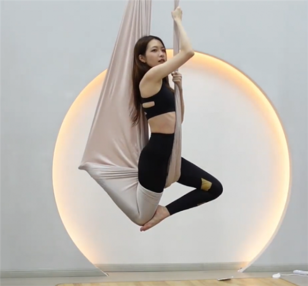 希然發影片圓夢，終於嘗試一次“空中瑜伽”，把自己裹成了派大星