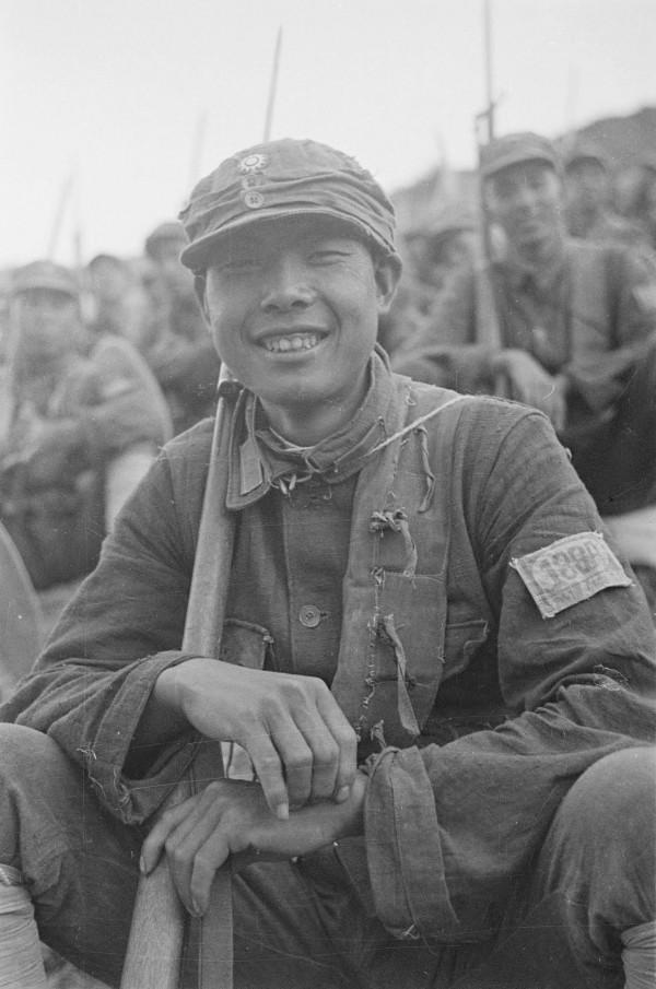 遠征軍營長和美軍教官比賽打槍，營長打出了49環的成績，教官折服