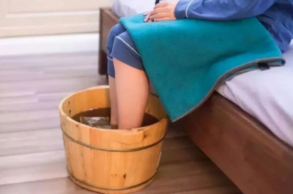 北京一名36歲女子，每天用艾葉水泡腳，半年後，有哪些改變？