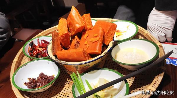 大鏟子炒五花肉可不是要鐵鍋燉，而是在炒底料，涮火鍋啦