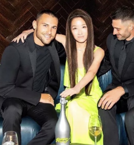 “婚紗女王”王薇薇現身紅毯，72歲身材苗條，生圖暴露真實年紀