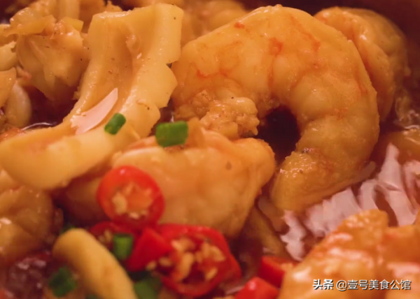 冬日裡的香辣美食，搭配鮮蝦和魷魚，解饞又營養，吃一次念念不完