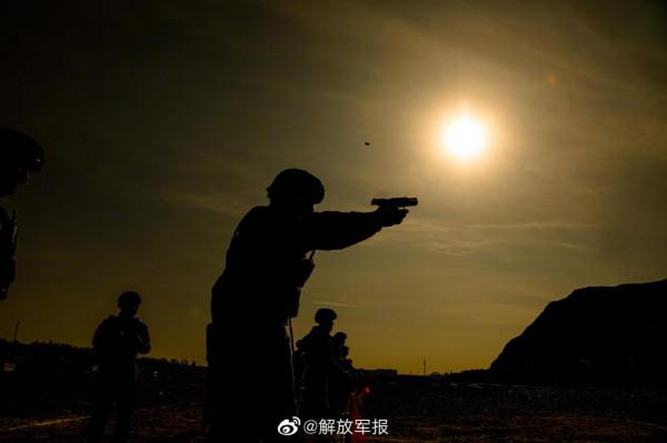 帥！特戰隊員多種姿勢據槍射擊