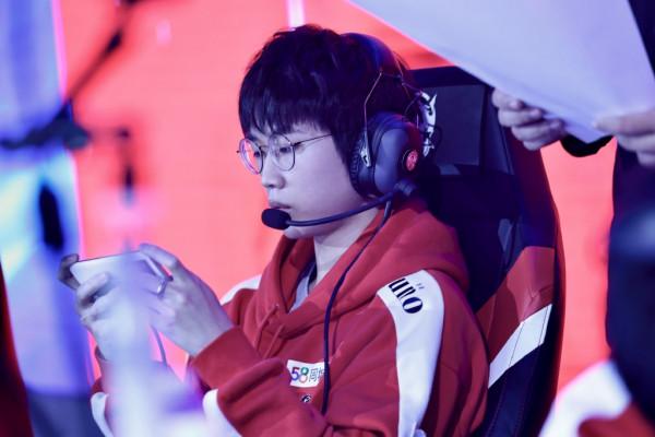 AG女粉哭著求月光下課,南京Hero十連敗難成大器,Fly都明著嘲諷 AG女粉哭著求月光下課,南京Hero十連敗難成大器,Fly都明著嘲諷