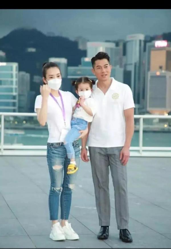 郭天王帶家人出門了