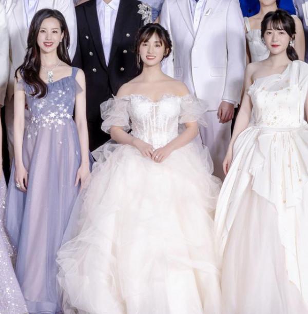 頒獎典禮，張藝謀和女藝人合影，張子楓劉浩存沈月位列其中