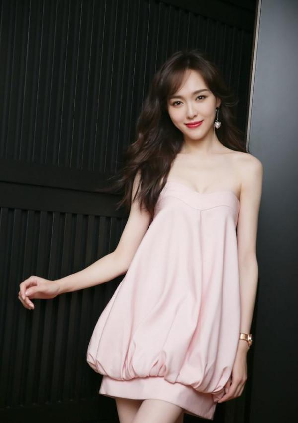 唐嫣將這條“花苞裙”帶火了,比蓬蓬裙減齡,比A字裙還要顯瘦 唐嫣將這條“花苞裙”帶火了,比蓬蓬裙減齡,比A字裙還要顯瘦