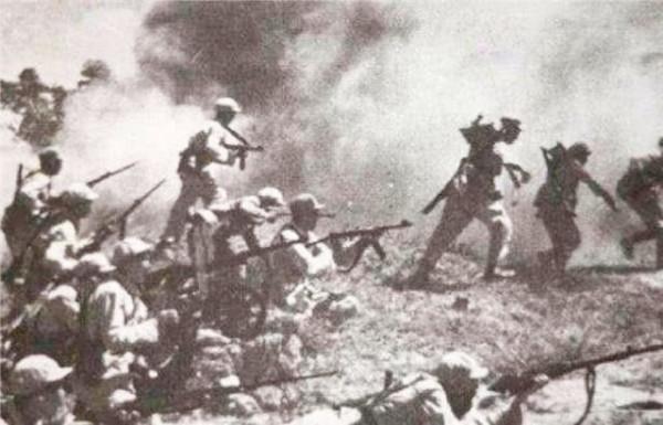 日軍據點難以攻克，營長一籌莫展，老農前來獻計，全殲400日軍