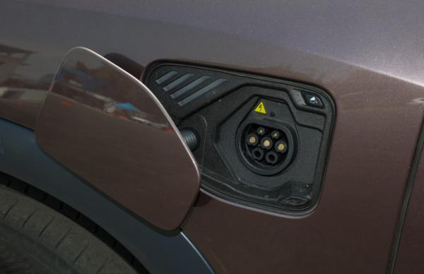 不用擔心油耗的效能SUV，車長超5米，卻能4.9秒破百，詳解蔚來ES8