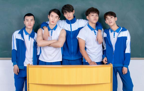 飽受中小學生嫌棄的“醜校服”,其實有很多作用,你知道嗎? 飽受中小學生嫌棄的“醜校服”,其實有很多作用,你知道嗎?