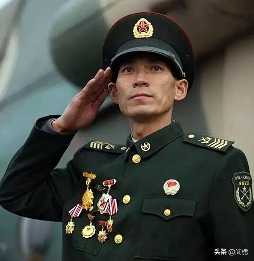 敢叫板外國專家，部隊為留住他改士官編制，公司40萬年薪挖人遭拒