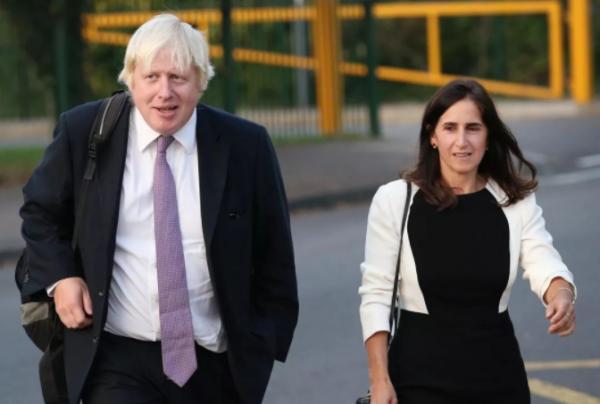 英國首相夫人：擠走高顏值前妻，戴鴿子蛋大鑽戒，齙牙妹憑什麼