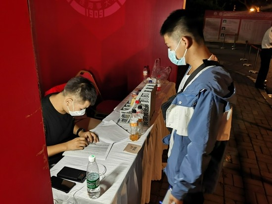 打破“寒門”！低保男孩考入211卻沒錢上學，暖心學校一張機票感動無數人！