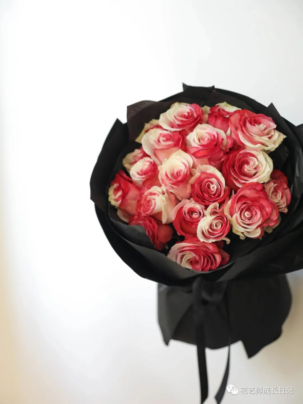100朵玫瑰vol.26 | 炙熱玫瑰，經典的紅白玫瑰，是浪漫的開始