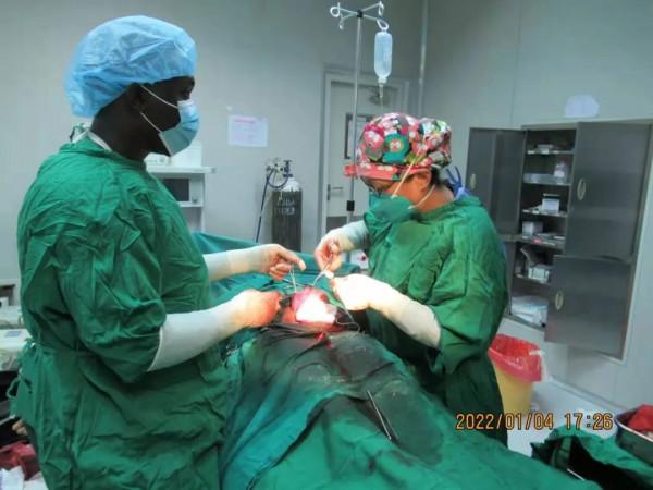 成功!內蒙古援外醫療隊在盧安達做了場漂亮的手術 成功!內蒙古援外醫療隊在盧安達做了場漂亮的手術