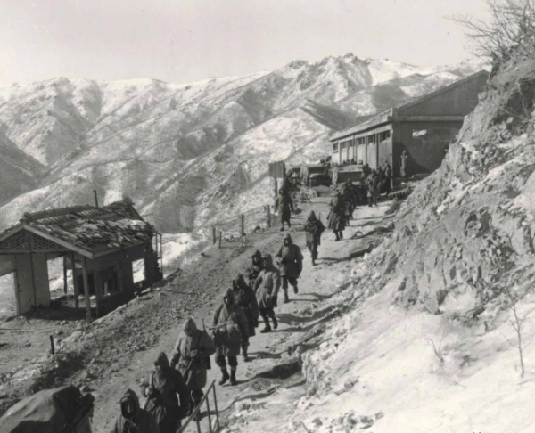 美軍對著志願軍陣地撒尿，一戰士不顧禁令開了一槍，立下一等功