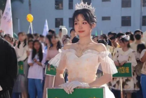 高中女生穿晚禮服舉班牌，男同學目不轉睛，運動會變選美比賽？
