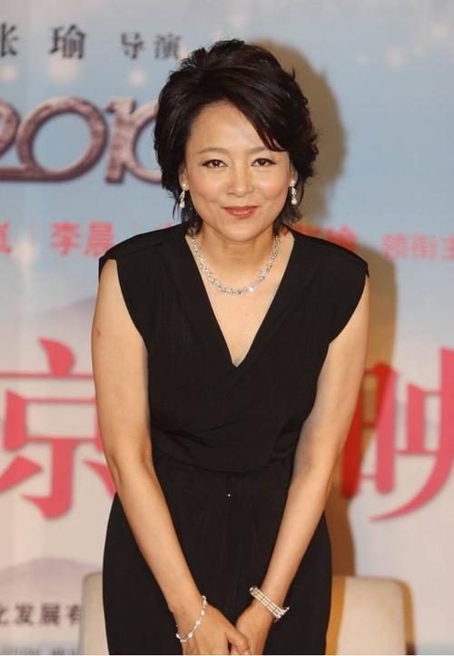 張瑜活成了50後的驕傲，一襲黑色裹身連衣裙端莊穩重，氣質感滿分