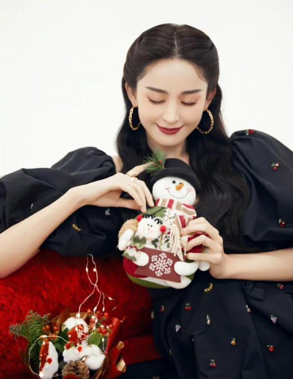 秦嵐、毛曉彤、娜扎、祝緒丹、黃夢瑩、劉嘉玲送來2021年聖誕祝福