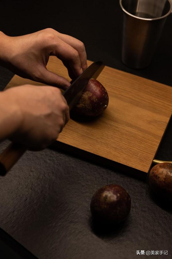 一進他家，彷彿世界都安靜了下來，全屋空靈雅韻，沒有一絲俗氣