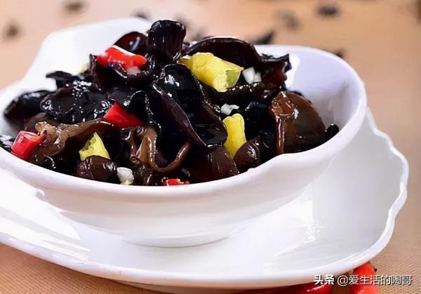 冬天進補，春天打虎，多吃3黑，3白，滋養身體，驅寒保暖，康過冬