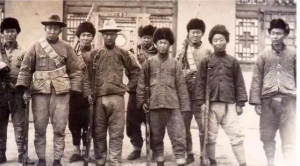 王百評把妻子做人質，與土匪偽軍結拜，護劉少奇 萬兩黃金過豫北