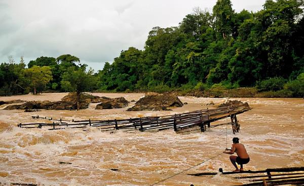 湄公河上玩命的捕魚人：在洪流中捕巨魾，一條能賣上萬元！紀錄片