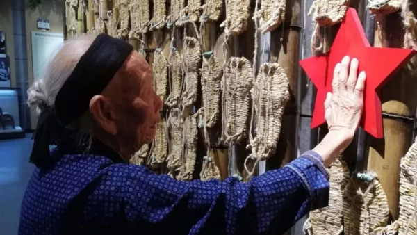 一句“等我回來” ,百歲老人痴等參軍丈夫87年...... 一句“等我回來” ,百歲老人痴等參軍丈夫87年......