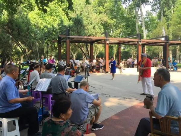 李兆楠：倆哥哥成千億富豪，他卻在老家打工，被贈200億分文不取